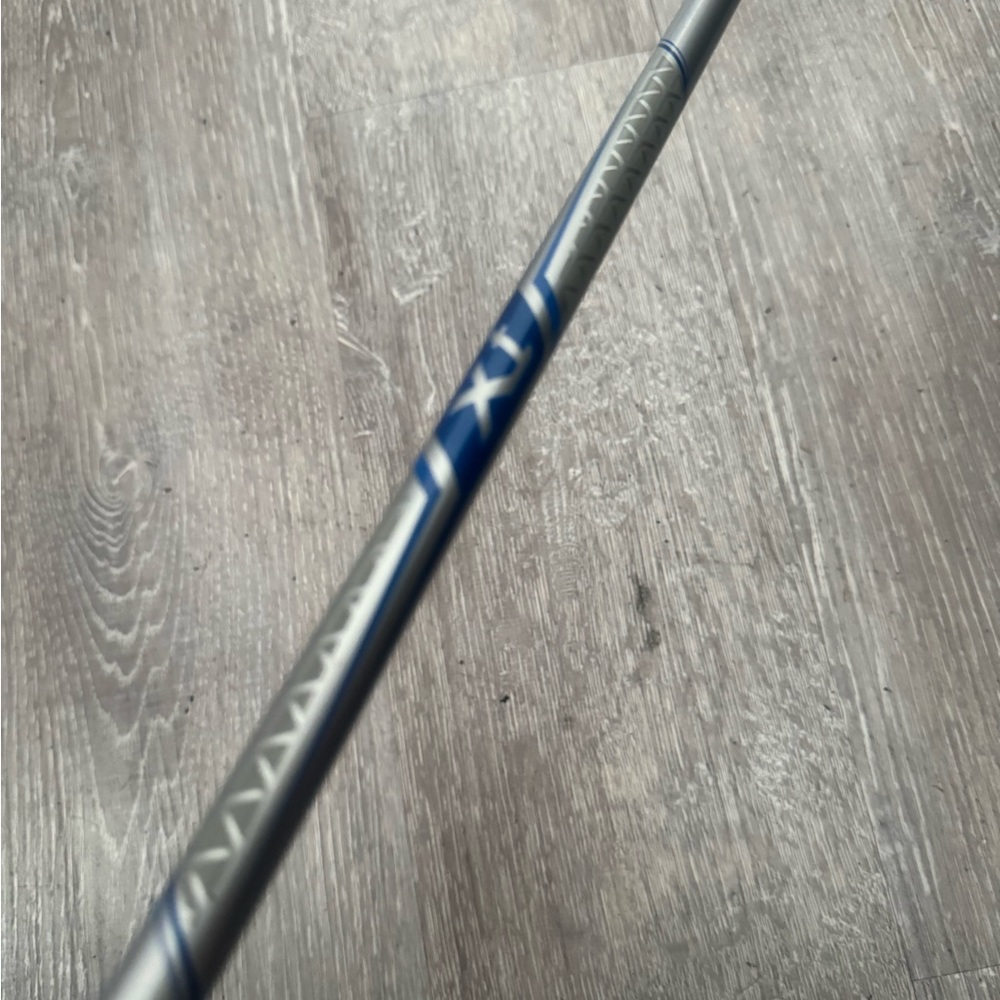 Callaway Xt graphite shaft in ladies flex 
With Callaway grip